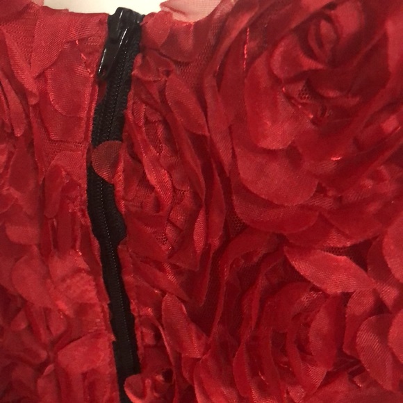 Beautiful vibrant red dress - Picture 4 of 4